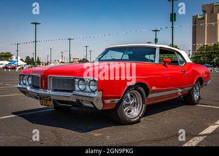 Reno, NV - 3. August 2021: 1970 Oldsmobile Cutlass Convertible auf einer lokalen Automobilmesse. Stockfoto