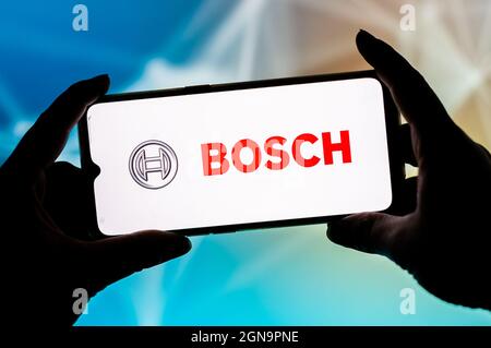 In dieser Abbildung sehen Sie ein Bosch-Logo, das auf einem Smartphone angezeigt wird. Stockfoto