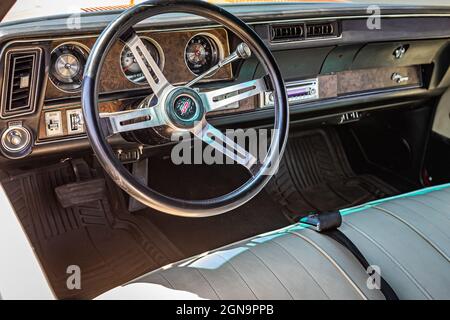 Reno, NV - 3. August 2021: 1970 Oldsmobile Cutlass Convertible auf einer lokalen Automobilmesse. Stockfoto