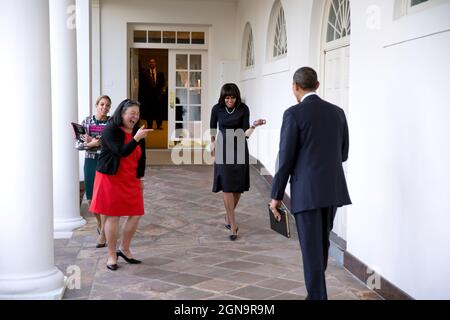 Präsident Barack Obama sieht zu, wie die First Lady Michelle Obama ihn am 12. Februar 2013 in der Kolonnade des Weißen Hauses spielerisch begrüßt. Tina Tchen, Stabschefin der First Lady, und die persönliche Aide Kristin Jones, gingen und begleiten Frau Obama. (Offizielles Foto des Weißen Hauses von Pete Souza) Dieses offizielle Foto des Weißen Hauses wird nur zur Veröffentlichung durch Nachrichtenorganisationen und/oder zum persönlichen Druck durch die Betreffzeile(en) des Fotos zur Verfügung gestellt. Das Foto darf in keiner Weise manipuliert werden und darf nicht in kommerziellen oder politischen Materialien, Anzeigen, E-Mails, Produkten, PR verwendet werden Stockfoto