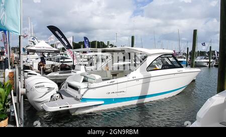 NORWALK, CT, USA - 23. SEPTEMBER 2021: Regal LX 36 Boot von Progressive Norwalk Boat Show Tag eins, Show ist vom 23-26 2021. September Stockfoto