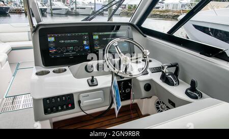 NORWALK, CT, USA - 23. SEPTEMBER 2021: Regal LX 36 Boot von Progressive Norwalk Boat Show Tag eins, Show ist vom 23-26 2021. September Stockfoto