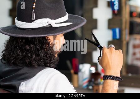 Attraktiver Hipster-Mann mit schwarzer Schere in den Händen Stockfoto