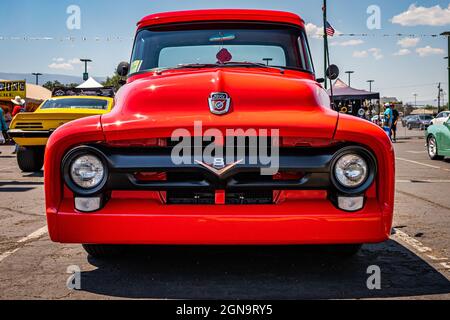 Reno, NV - 3. August 2021: 1956 Ford F100 Pickup Truck auf einer lokalen Automshow. Stockfoto