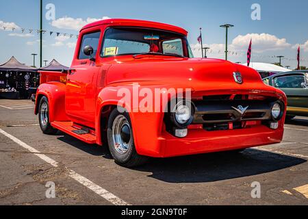 Reno, NV - 3. August 2021: 1956 Ford F100 Pickup Truck auf einer lokalen Automshow. Stockfoto