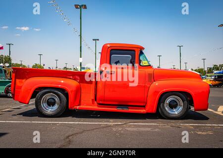 Reno, NV - 3. August 2021: 1956 Ford F100 Pickup Truck auf einer lokalen Automshow. Stockfoto