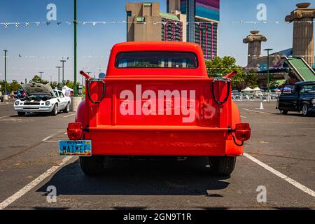 Reno, NV - 3. August 2021: 1956 Ford F100 Pickup Truck auf einer lokalen Automshow. Stockfoto