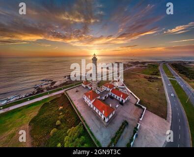 Leuchtturm von Boa Nova, umgeben vom Meer während des Sonnenuntergangs in Portugal Stockfoto