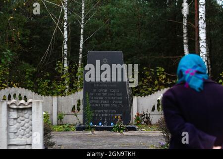 Konyschtsche, Ukraine - 22.10.2020: Ein Gedenkmonument des juden, das jüdischen Menschen gewidmet ist, die in 1942 Jahren bei Ratno von deutschen Truppen hingerichtet wurden. Frauen Stockfoto