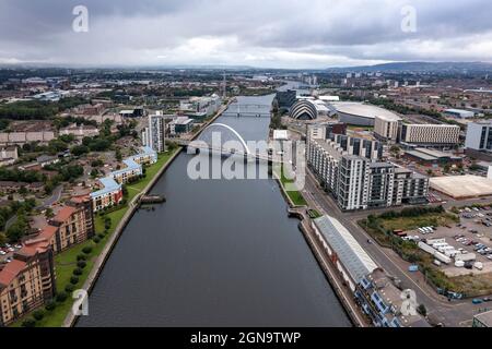 Glasgow, Schottland, Großbritannien. September 2021. IM BILD: Luftdrohnenaufnahme des Glasgower Clyde Arc, lokal bekannt als die ‘Squinty Bridge', die den Verkehr aus dem Medienviertel, in dem STV und BBC Studios auf der Quay Side am Fluss Clyde ihren Sitz haben, übernehmen wird, Wo die Bells Bridge auch den COP26-Standort verbindet, an dem der Scottish Exhibition Centrre (SEC Campus, früher bekannt als SECC) die Klimakonferenz in etwas mehr als einem Monat ausrichten wird. Quelle: Colin Fisher/Alamy Live News Stockfoto