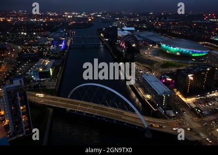 Glasgow, Schottland, Großbritannien. September 2021. IM BILD: Nächtliche Luftdrohnenaufnahme des Clyde Arc in Glasgow, bekannt als die ‘Squinty Bridge', die den Verkehr aus dem Medienviertel, in dem STV und BBC Studios auf der Quay-Seite am Fluss Clyde ihren Sitz haben, übernehmen wird, Wo die Bells Bridge auch den COP26-Standort verbindet, an dem der Scottish Exhibition Centrre (SEC Campus, früher bekannt als SECC) die Klimakonferenz in etwas mehr als einem Monat ausrichten wird. Quelle: Colin Fisher/Alamy Live News Stockfoto