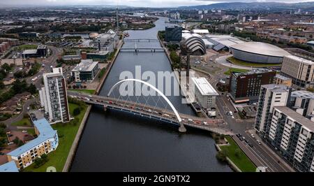 Glasgow, Schottland, Großbritannien. September 2021. IM BILD: Luftdrohnenaufnahme des Glasgower Clyde Arc, lokal bekannt als die ‘Squinty Bridge', die den Verkehr aus dem Medienviertel, in dem STV und BBC Studios auf der Quay Side am Fluss Clyde ihren Sitz haben, übernehmen wird, Wo die Bells Bridge auch den COP26-Standort verbindet, an dem der Scottish Exhibition Centrre (SEC Campus, früher bekannt als SECC) die Klimakonferenz in etwas mehr als einem Monat ausrichten wird. Quelle: Colin Fisher/Alamy Live News Stockfoto