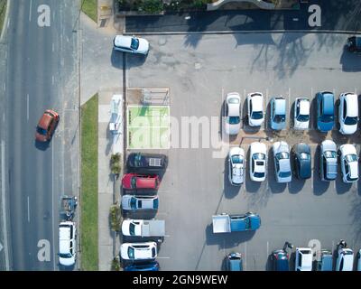 Ladestation für Elektroautos, Kfz-Anschlussnetz mit Parkplätzen und Autos, Luftaufnahme, Castlemaine, Victoria, Australien. Stockfoto