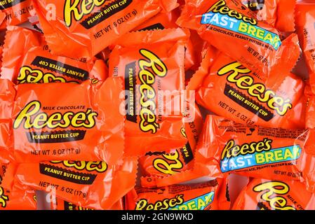 IRVINE, KALIFORNIEN - 23. SEPTEMBER 2021: Ein großer Haufen Reeses Erdnussbutter-Becher und Fast Break Fun Size Candy Bars für Halloween. Stockfoto