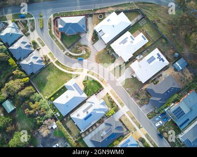 Vorstadthäuser Australien Luftaufnahme mit Wohnstraße, Häusern und Gärten, grünen Rasen und Autos, Castlemaine, Victoria. Stockfoto