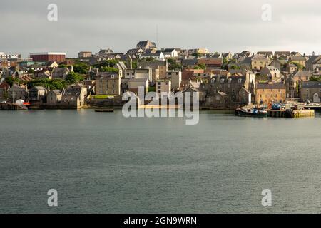 Blick auf den Lodberries and Bains Beach von der Northlink Ferry in Bressay Sound aus, während sie Lerwick, Shetland Islands, Schottland, verlässt Stockfoto