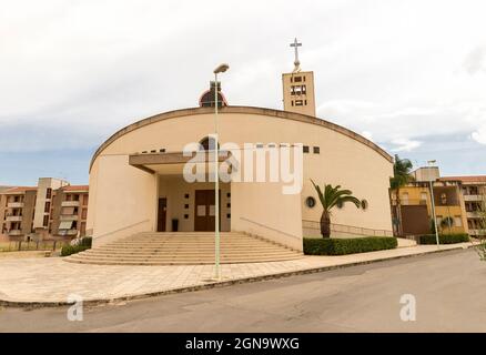 Panoramablick auf die Pfarrkirche der Heiligen Apostel (Chiesa Parrocchiale dei Santi Apostoli) in Comiso, Provinz Ragusa, Sizilien, Italien. Stockfoto