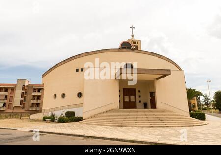 Panoramablick auf die Pfarrkirche der Heiligen Apostel (Chiesa Parrocchiale dei Santi Apostoli) in Comiso, Provinz Ragusa, Sizilien, Italien. Stockfoto