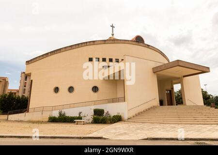 Panoramablick auf die Pfarrkirche der Heiligen Apostel (Chiesa Parrocchiale dei Santi Apostoli) in Comiso, Provinz Ragusa, Sizilien, Italien. Stockfoto