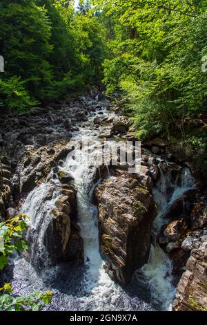 Wasserfall am Fluss Braan in der Nähe von Ossian's Cave und The Hermitage, Dunkeld, Perthshire, Schottland Stockfoto