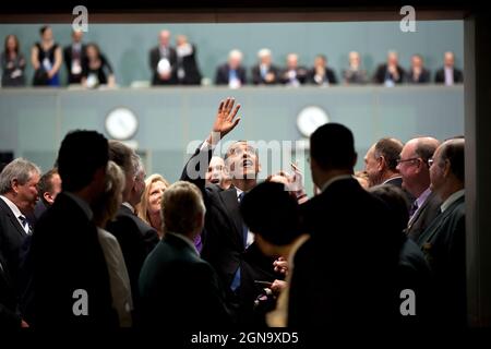 Präsident Barack Obama winkt den Menschen auf der Tribüne zu, nachdem er am 17. November 2011 im Repräsentantenhaus in Canberra, Australien, vor dem australischen Parlament sprach. (Offizielles Foto des Weißen Hauses von Pete Souza) Dieses offizielle Foto des Weißen Hauses wird nur zur Veröffentlichung durch Nachrichtenorganisationen und/oder zum persönlichen Druck durch die Betreffzeile(en) des Fotos zur Verfügung gestellt. Das Foto darf in keiner Weise manipuliert werden und darf nicht in kommerziellen oder politischen Materialien, Anzeigen, E-Mails, Produkten oder Werbeaktionen verwendet werden, die in irgendeiner Weise eine Genehmigung oder Zustimmung vorschlagen Stockfoto