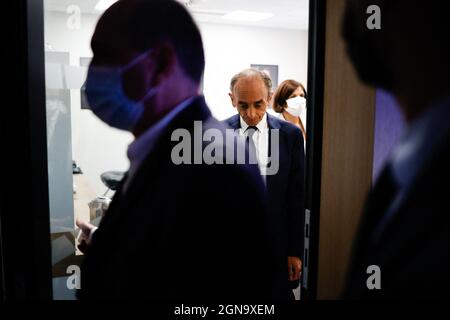 Der französische rechtsextreme Medienprecher Eric Zemmour kommt am 23. September 2021 zu einer Debatte mit Jean-Luc Melenchon am Fernsehgerät von BFMTV in Paris. Foto von Raphael Lafargue/ABACAPRESS. Stockfoto