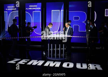 Der französische rechtsextreme Medienprecher Eric Zemmour kommt am 23. September 2021 zu einer Debatte mit Jean-Luc Melenchon am Fernsehgerät von BFMTV in Paris. Foto von Raphael Lafargue/ABACAPRESS. Stockfoto