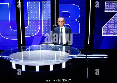 Der französische rechtsextreme Medienprecher Eric Zemmour kommt am 23. September 2021 zu einer Debatte mit Jean-Luc Melenchon am Fernsehgerät von BFMTV in Paris. Foto von Raphael Lafargue/ABACAPRESS. Stockfoto