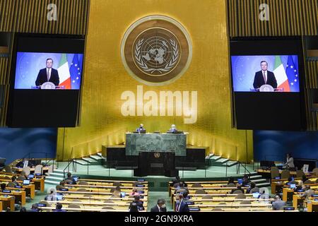 New York, Usa. September 2021. Italiens Premierminister Mario Draghi wird auf einem Videobildschirm gesehen, als er am Donnerstag, den 23. September 2021, vor der 76. Sitzung der Generalversammlung der Vereinten Nationen im Hauptquartier der Vereinten Nationen spricht. Pool Foto von Mary Altaffer/UPI Kredit: UPI/Alamy Live News Stockfoto