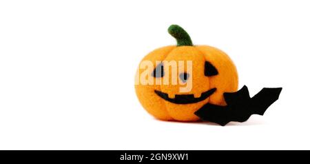 Halloween Kürbis isoliert auf weißem Hintergrund. Wool Jack o Laterne Kürbis Kopf und Fledermaus. Filzspielzeug. Banner. Speicherplatz kopieren. Stockfoto