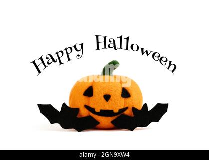 Frohe Halloween Grußkarte. Wolle halloween Kürbis und Fledermäuse isoliert auf einem weißen Hintergrund. Felting Jack o Laterne Kopf. Stockfoto