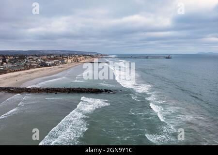 Luftaufnahme der Anlegestege und der tagsüber am Imperial Beach Pier abgeschossenen Drohne Stockfoto