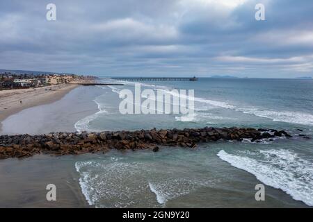 Luftaufnahme der Anlegestege und der tagsüber am Imperial Beach Pier abgeschossenen Drohne Stockfoto