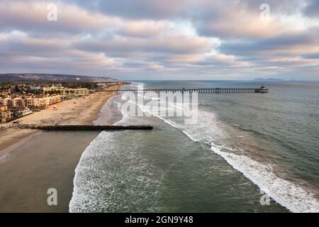 Imperial Beach Pier, Playas de Tijuana Mexiko und die Coronado-Inseln, Drohnenschuss Stockfoto