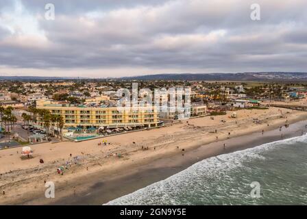 Die Stadt Imperial Beach mit Menschen, die Strand und Surfen genießen Stockfoto