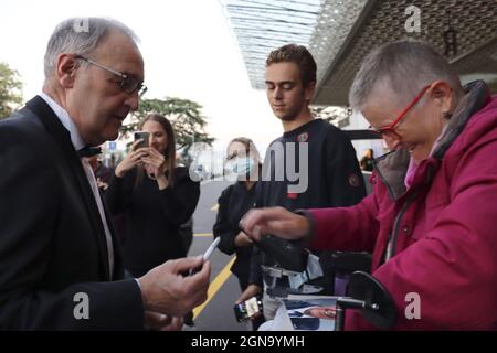 22. September 2021, Zürich, Kanton Zürich, Schweiz: Schweizer Präsident Guy Parmelin signiert Autogramme für Fans Eröffnungsabend beim Filmfestival Zürich 2021, vor dem neu renovierten Kongresshaus, Zürich (Bildquelle: © Amy Katz/ZUMA Press Wire) Stockfoto