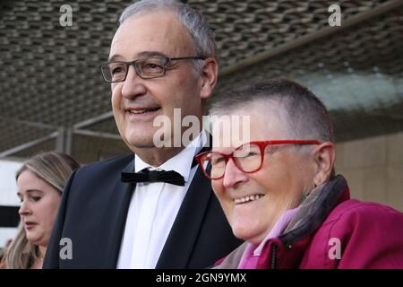 22. September 2021, Zürich, Kanton Zürich, Schweiz: Schweizer Präsident Guy Parmelin posiert mit begeisterten Fans zur Eröffnungsnacht beim Filmfestival Zürich 2021 vor dem neu renovierten Kongresshaus, Zürich (Bildquelle: © Amy Katz/ZUMA Press Wire) Stockfoto