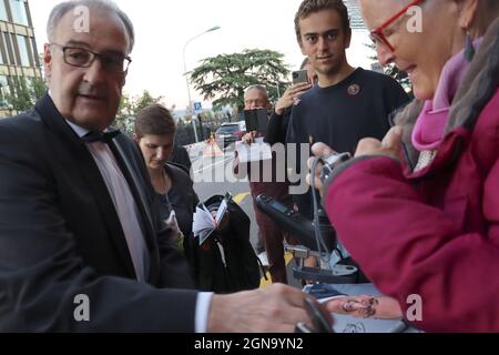 22. September 2021, Zürich, Kanton Zürich, Schweiz: Schweizer Präsident Guy Parmelin signiert Autogramme für Fans Eröffnungsabend beim Filmfestival Zürich 2021, vor dem neu renovierten Kongresshaus, Zürich (Bildquelle: © Amy Katz/ZUMA Press Wire) Stockfoto