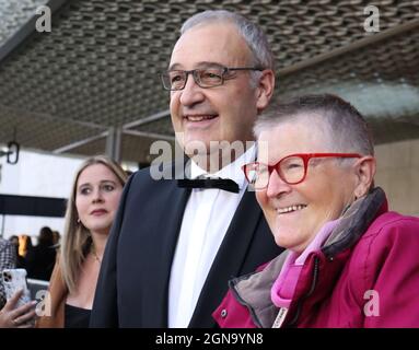 22. September 2021, Zürich, Kanton Zürich, Schweiz: Schweizer Präsident Guy Parmelin posiert mit begeisterten Fans zur Eröffnungsnacht beim Filmfestival Zürich 2021 vor dem neu renovierten Kongresshaus, Zürich (Bildquelle: © Amy Katz/ZUMA Press Wire) Stockfoto