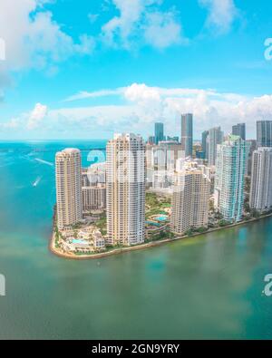 Am Rande des Brickell-Viertels in Downtown Miami mit Blick auf Brickell Key und schönem sonnigen Himmel Stockfoto