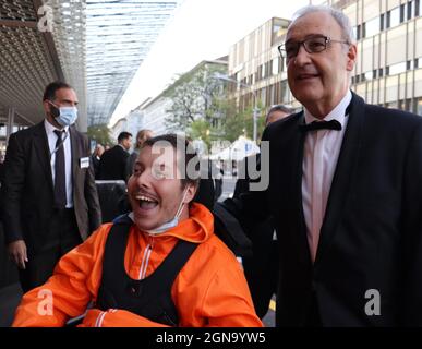 22. September 2021, Zürich, Kanton Zürich, Schweiz: Der Schweizer Präsident Guy Parmelin posiert mit einem begeisterten Fan für die Eröffnungsnacht beim Filmfestival Zürich 2021 vor dem neu renovierten Kongresshaus, Zürich (Bild: © Amy Katz/ZUMA Press Wire) Stockfoto