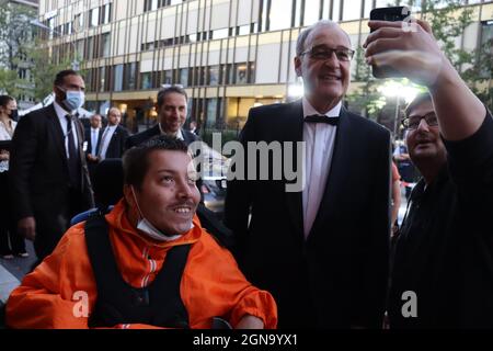 22. September 2021, Zürich, Kanton Zürich, Schweiz: Der Schweizer Präsident Guy Parmelin posiert mit einem begeisterten Fan für die Eröffnungsnacht beim Filmfestival Zürich 2021 vor dem neu renovierten Kongresshaus, Zürich (Bild: © Amy Katz/ZUMA Press Wire) Stockfoto