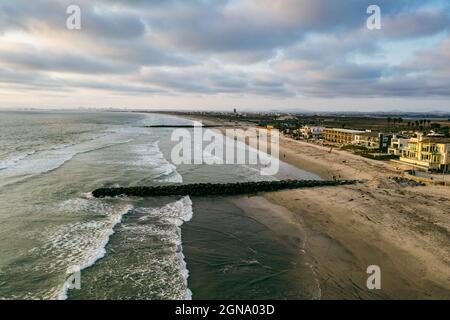 Surfer im Ozean am Steg in Imperial Beach San Diego, Kalifornien, Luftaufnahme. Stockfoto