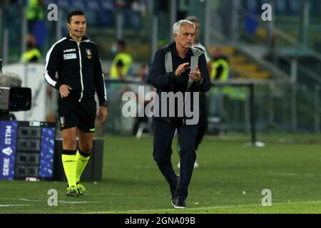 Rom, Italien. September 2021. Rom, Italien September 23 2021. Jose Mourinho reagiert während des Tim-Spiels der Serie A zwischen ROMA und Udinese Calcio im Stadio Olimpico in Rom (Foto: Giuseppe Fama/Pacific Press) Quelle: Pacific Press Media Production Corp./Alamy Live News Stockfoto