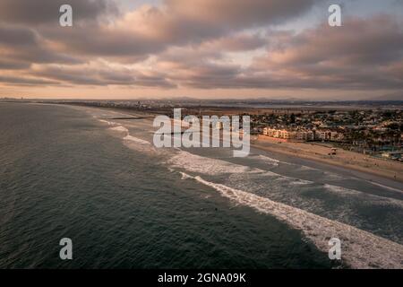 Die Stadt Imperial Beach in San Diego, Kalifornien, mit hübschen Sonnenuntergangswolken Stockfoto