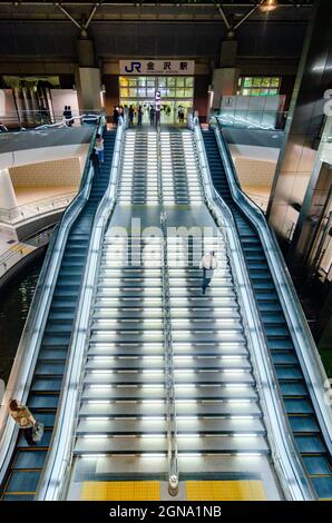 Bahnhof Kanazawa, Nacht, Traditionell, Modern, Fusion, beleuchtet, Torii-Tor, Treppen, Japanisch, Bahnhof Stockfoto