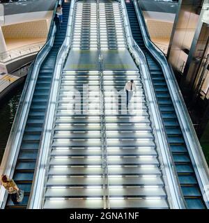 Bahnhof Kanazawa, Nacht, Traditionell, Modern, Fusion, beleuchtet, Torii-Tor, Treppen, Japanisch, Bahnhof Stockfoto