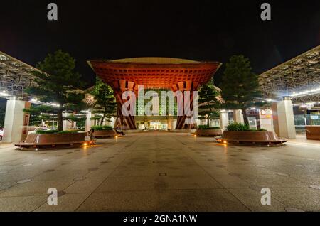 Bahnhof Kanazawa, Nacht, Traditionell, Modern, Fusion, beleuchtet, Torii-Tor, Treppen, Japanisch, Bahnhof Stockfoto