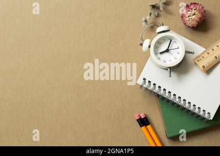 Verschiedene Büromaterialien auf braunem Hintergrund. Arbeitsplatz. Flach liegend, Draufsicht, Kopierraum Stockfoto