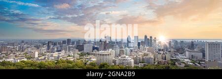 Panorama Belvedere Mount Royal, Chalet Mont Royal ein malerischer Aussichtspunkt mit Blick auf die Skyline von Montreal, eine wichtige Touristenattraktion. Stockfoto